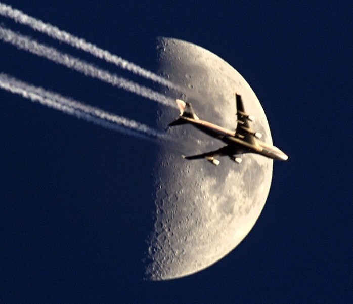 Air India Boeing 747-437 high over Boston. This photo was taken by Mark Garfunkel, and appears on Airliners.net.